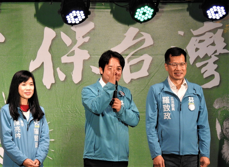 民進黨副總統候選人賴清德（中）15日晚間出席黨籍新北市第7選區立委參選人羅致政（右）造勢晚會，賴清德提到，自己抽到3號後去龍山寺參拜，看到佛祖手勢也支持3號，佛祖保佑國泰民安，但國家主權及民主，仍要每一人用神聖一票來捍衛。 (圖:中央社)