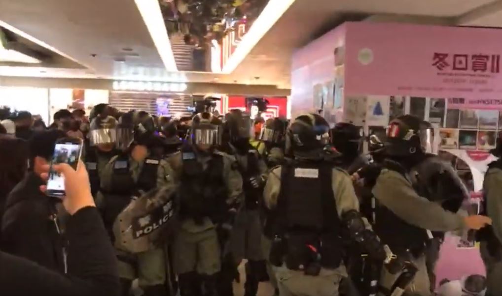 港人多處集會爆警民衝突 最少5人被警方帶走(圖截自youtube)