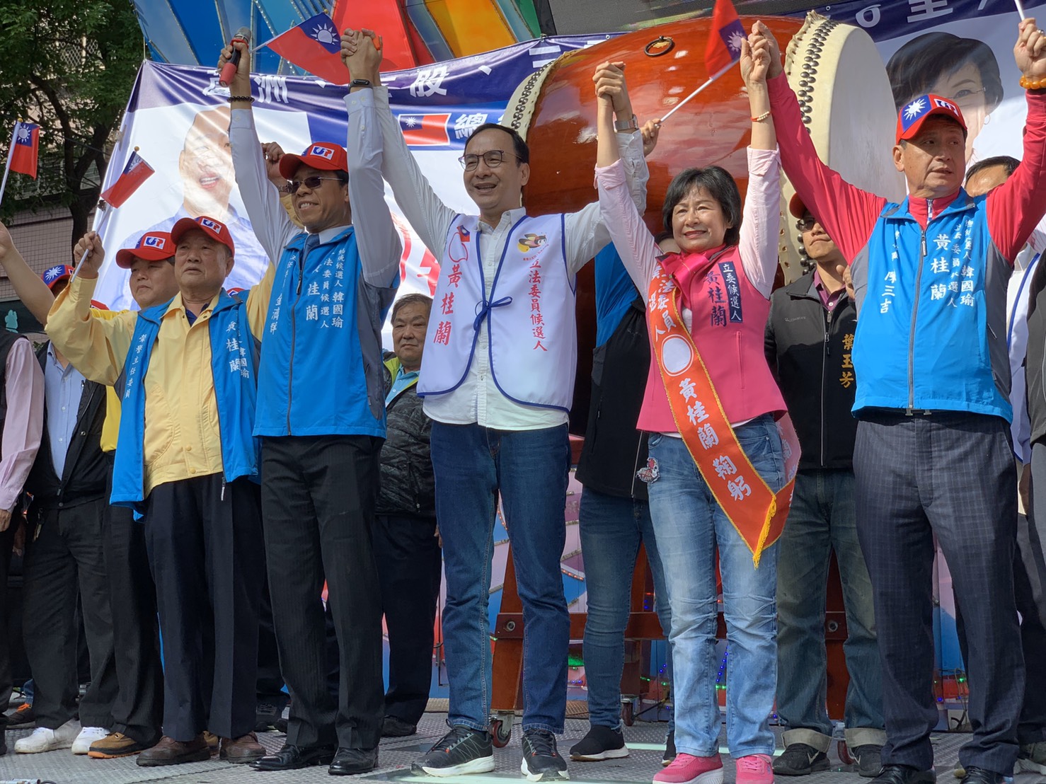 朱立倫15日為國民黨立委候選人黃桂蘭的競總成立大會站台。(朱辦提供)