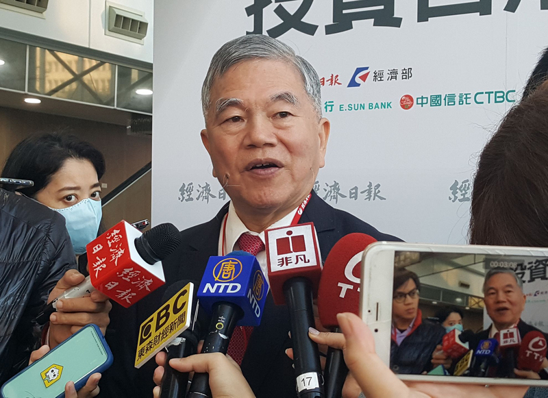 經濟部16日召開投資台灣3大方案春節前最後一次聯審會議再通過3案加碼台灣投資，累計3大方案至今累計投資額已達8641億元。圖為經濟部長沈榮津
