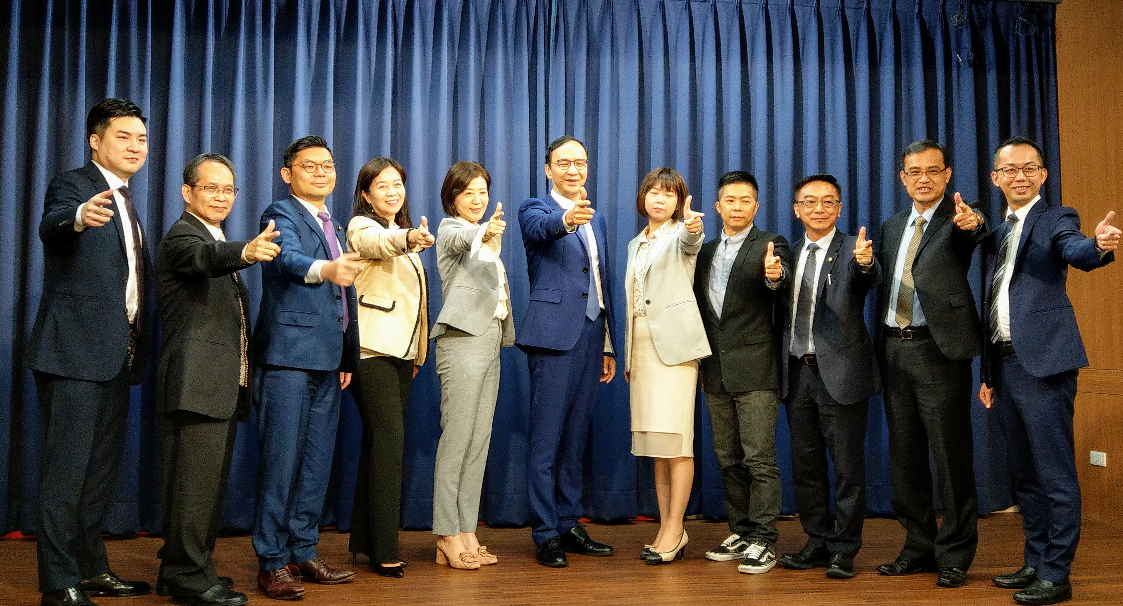 朱立倫(中)16日宣布成立「跨域領航戰隊」，廣納各領域專業人士，為韓國瑜團隊添戰力。(劉品希 攝)
