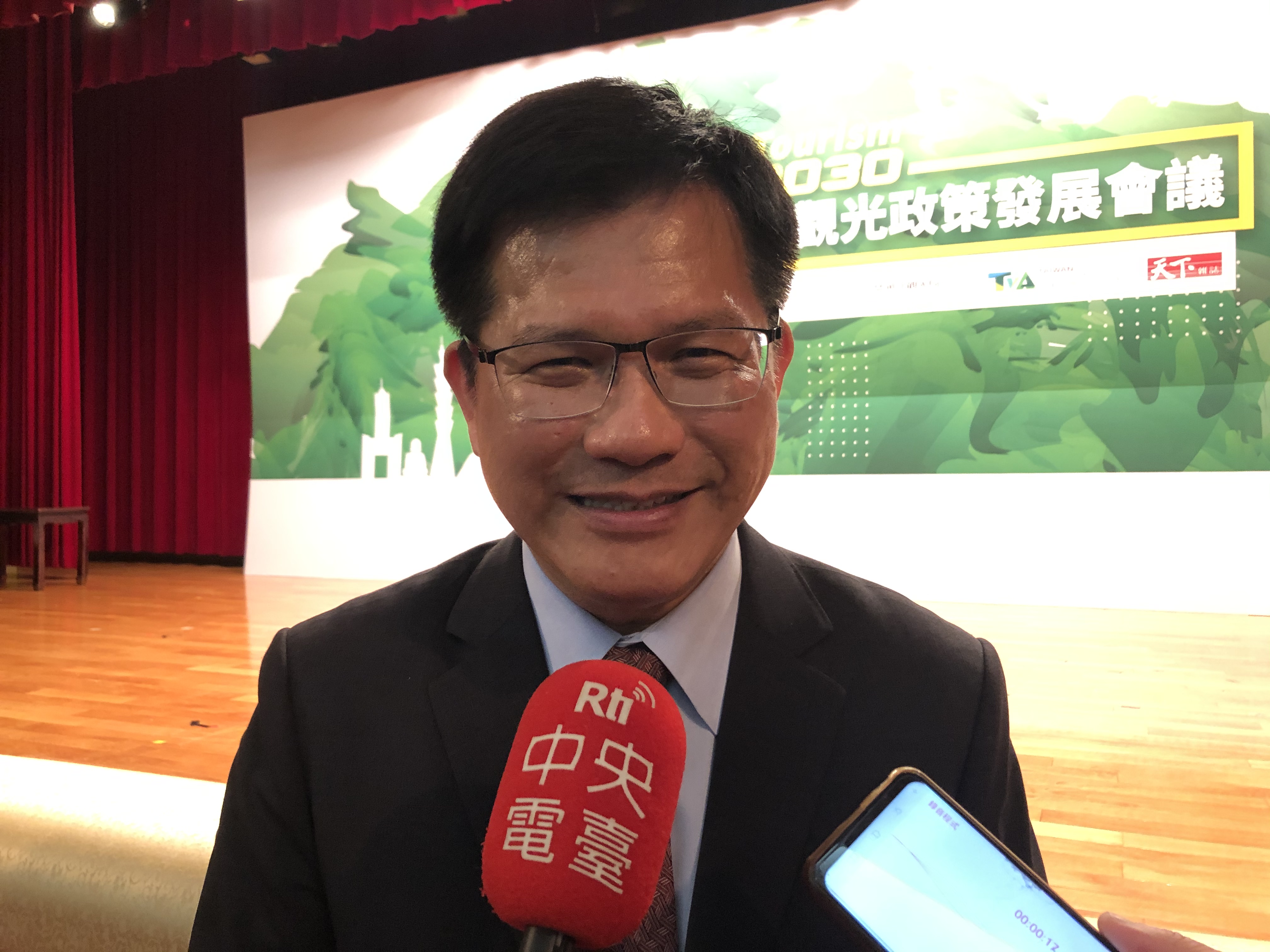交通部長林佳龍16日在「Tourism 2030全國觀光政策發展會議」結束後受訪指出，會議提出的「Tourism 2030台灣觀光政策白皮書」將作為交通部未來推動觀光政策的依據。(吳琍君攝)