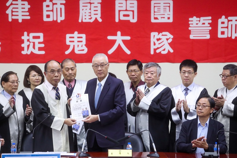 國民黨主席吳敦義（前右3）、國民黨副總統候選人張善政（前右）17日在國民黨中央黨部，出席全國律師顧問團及全民捉鬼大隊誓師大會，吳敦義頒發聘書給顧問團總團長邱錦添（前右4）。(圖：中央社)