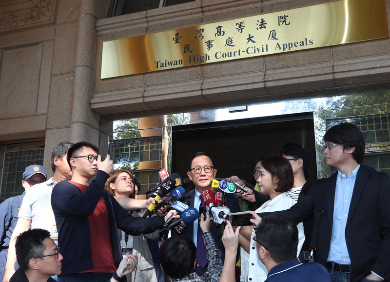 中國國民黨台北市長候選人丁守中（中）提起選舉無效訴訟，台灣高等法院17日二審宣判丁守中敗訴定讞。(圖:中央社)