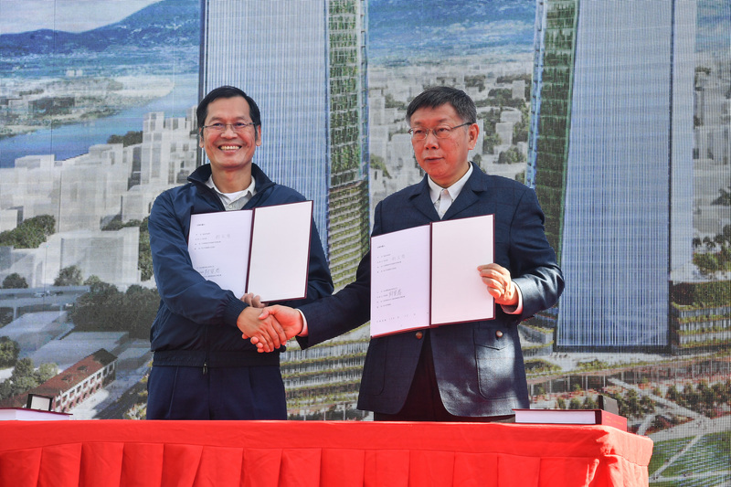 台北市長柯文哲（右）17日上午出席雙子星開發案簽約典禮，與台北雙星董事長許崑泰（左）簽署合約，預計6年9個月可完工。 (圖:中央社)