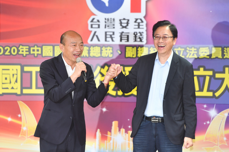 國民黨總統、副總統候選人韓國瑜（左）、張善政（右）17日到中央黨部出席全國工商界後援會成立大會，攜手登台感謝工商界力挺。(圖: 中央社)