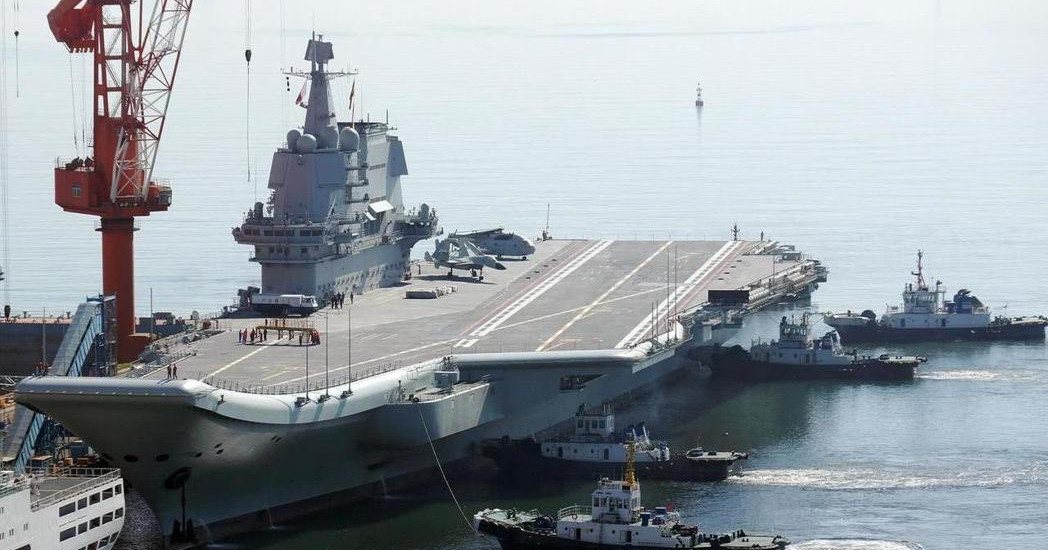 中國第一艘自製航空母艦17日下午在海南三亞軍港正式服役，並命名為「山東艦」。(圖取自推特)