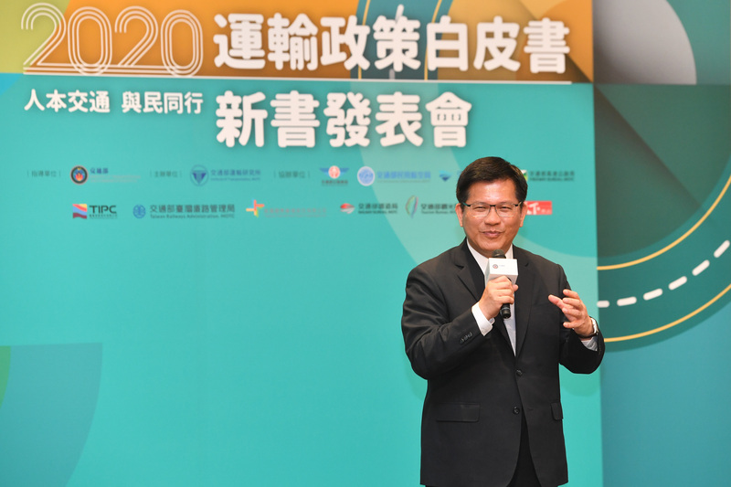 交通部18日公布2020年版運輸政策白皮書，交通部長林佳龍（圖）致詞時表示，交通除了好的服務外也是驅動未來經濟社會轉型的力量。(圖：中央社)