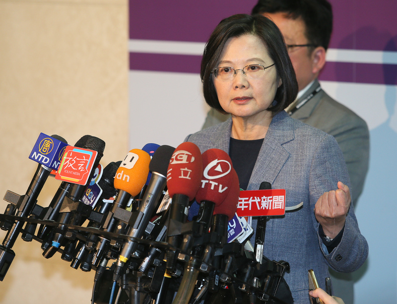 總統蔡英文（前）18日晚間出席首場總統候選人電視政見發表會後受訪，對於國民黨總統候選人韓國瑜指稱在政見發表會中，蔡總統沒有喊中華民國萬歲或台獨萬歲而感到遺憾，蔡總統表示，倒是希望韓國瑜到中國去喊中華民國萬歲，或到國台辦去喊中華民國萬歲。 (圖:中央社)