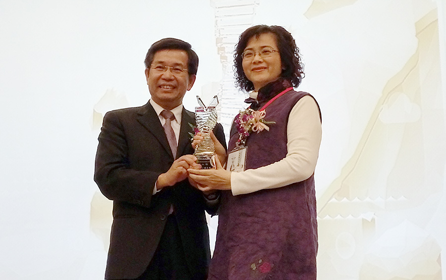嘉義市新移民女性關懷協會理事長張麗梅(右)獲得教育部社會教育貢獻獎。(陳國維 攝)