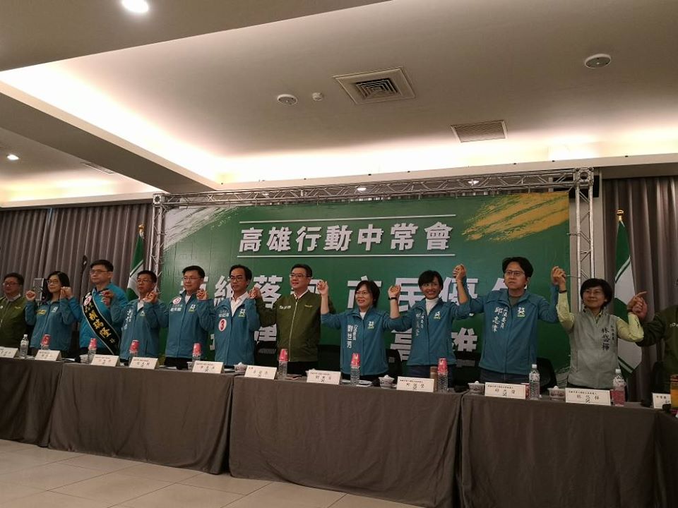 高雄罷韓大遊行登場前夕，民進黨移師高雄舉行行動中常會，全力為民進黨8位立委候選人造勢。(劉玉秋 攝)