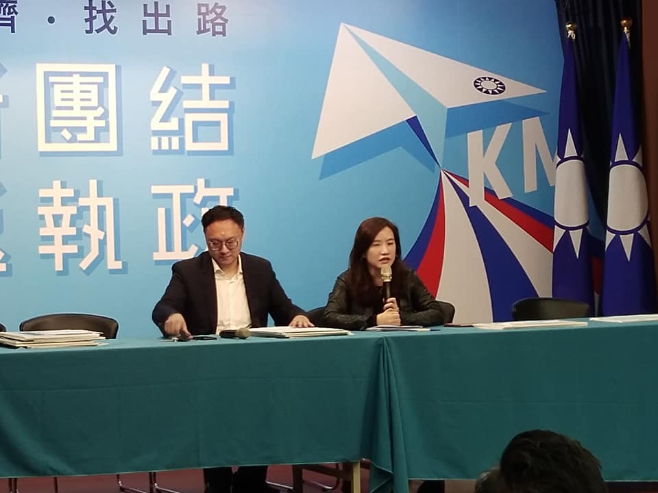 國民黨總統候選人韓國瑜總發言人王淺秋(右)。(王韋婷攝)