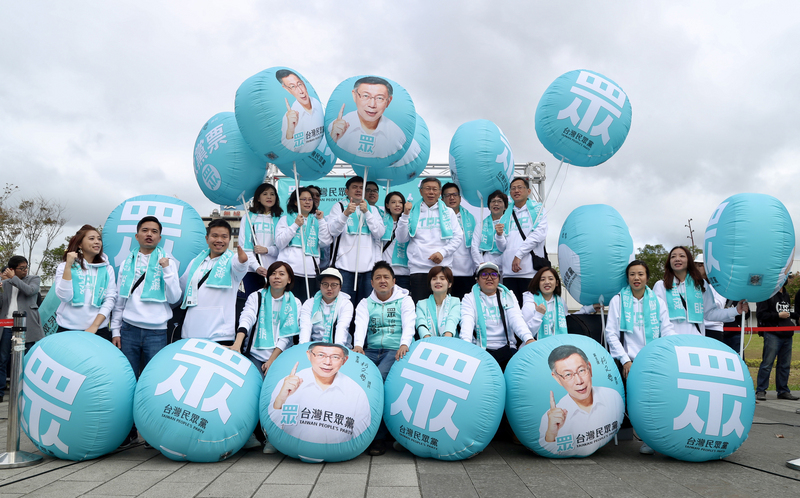 台灣民眾黨19日上午在台北車站行旅廣場舉行「全台大眾走，15反顧向前走」記者會，黨主席柯文哲（後右4）與多名不分區立委被提名人皆出席，營造團結氣勢。 (圖:中央社)