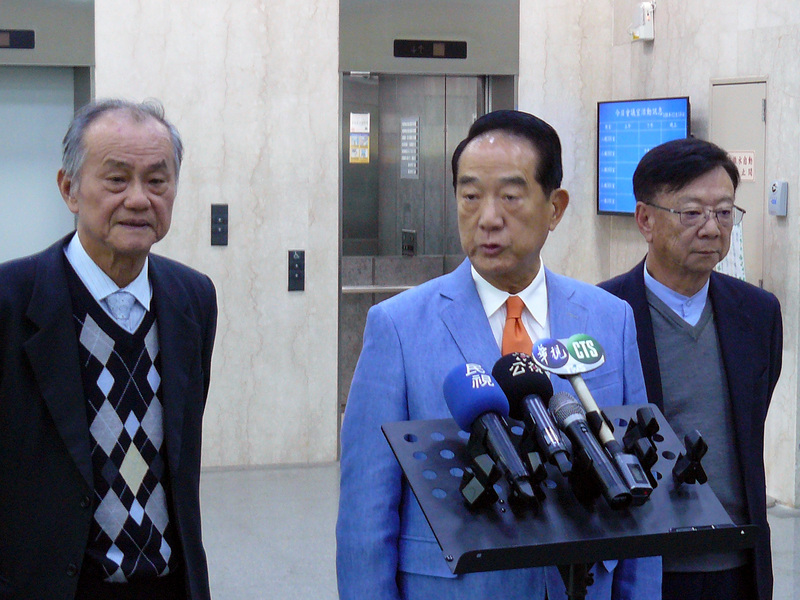 親民黨總統候選人宋楚瑜（中）19日在聯電榮譽副董事長宣明智（右）的安排下，前往位於竹科的台灣科學工業園區科學工業同業公會，與科技廠商代表座談，由公會副理事長李金恭（左）出面接待。(圖：中央社)