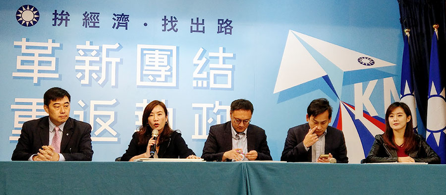 針對吳敦義一番「衰尾查某」言論惹議，王淺秋(左2)指蔡英文總統的標準因人而異。(劉品希 攝)