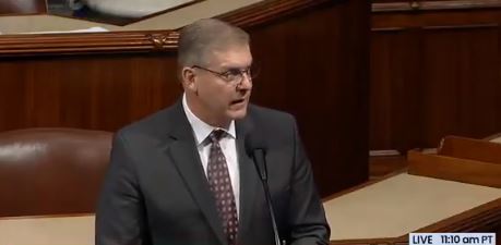 美國眾議員Barry Loudermilk在眾議院將川普與被釘上十字架的耶穌相提並論，引發社群討論。圖取自Twitter