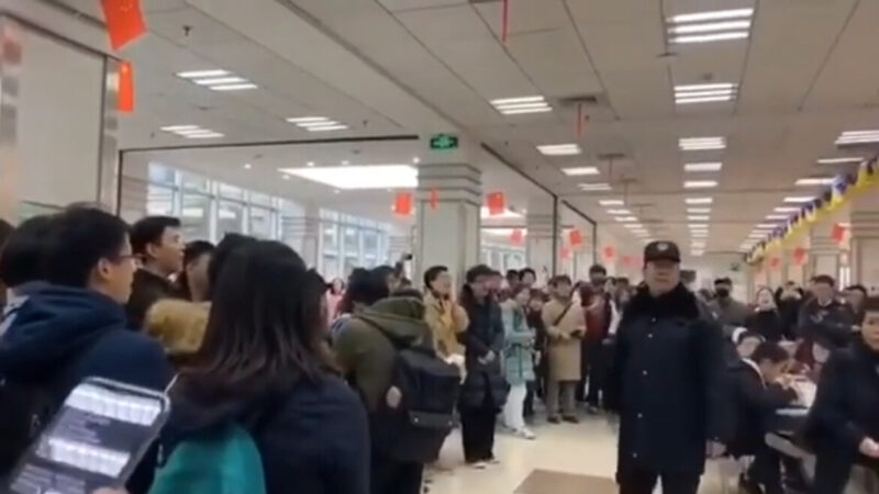 復旦大學一群師生18日在食堂高唱校歌，抗議學校章程內的「學術獨立，思想自由」遭到刪改。（視頻截圖）