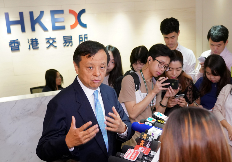 香港證交所行政總裁李小加（左）表示，今年將有不少中企赴港上市，其中不少為從美返港上市。（中央社/中通社檔案照片）