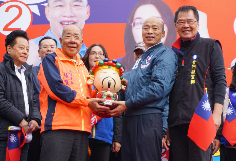 國民黨總統候選人韓國瑜的「傾聽之旅」20日到金門，出席競選總部成立大會以及後援會活動。城隍廟主委楊耀芸（前左2）致贈城隍公仔給韓國瑜。(圖: 中央社)