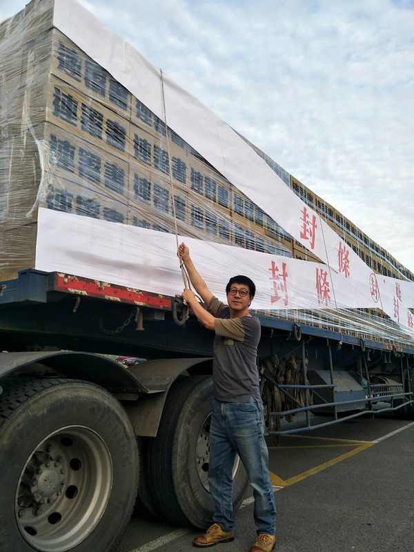 「Wecare高雄大遊行」21日即將登場，30萬份罷韓連署書裝置藝術貼著紅色封條，20日由拖板車載至前鎮區為遊行暖場造勢，Wecare高雄發起人尹立親自押運。（Wecare高雄提供）