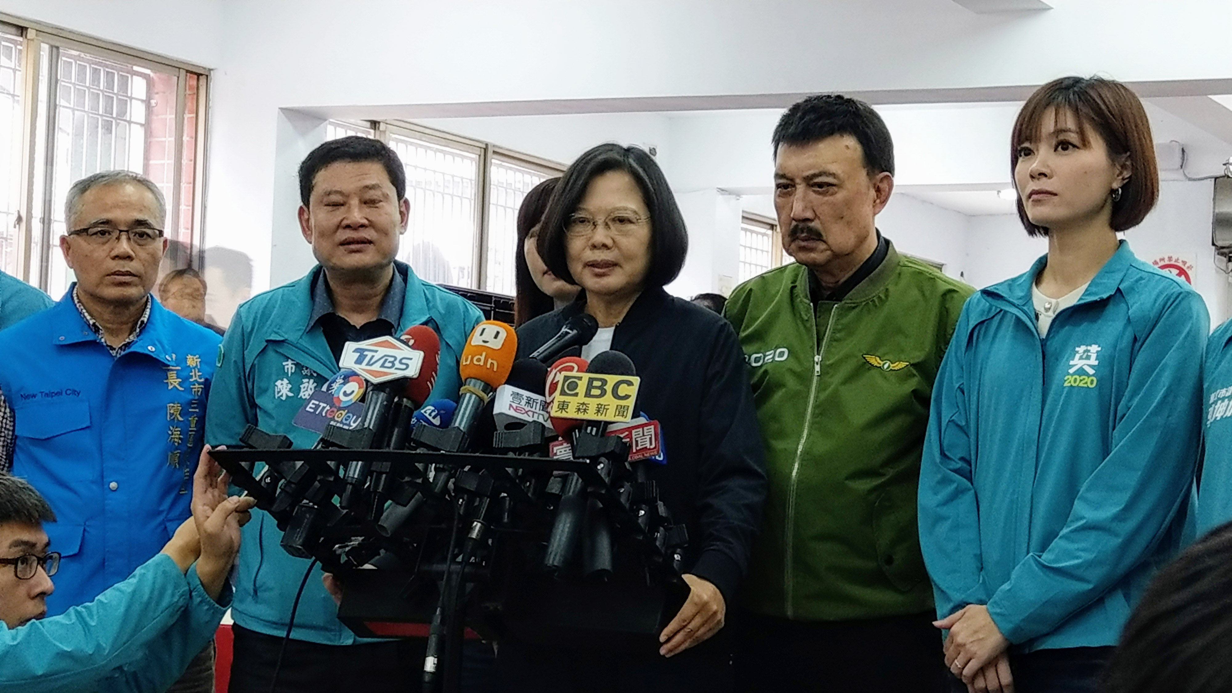 邱毅指控蔡英文總統曾說兩岸終歸統一，蔡總統受訪時要求拿出證據。(歐陽夢萍 攝)