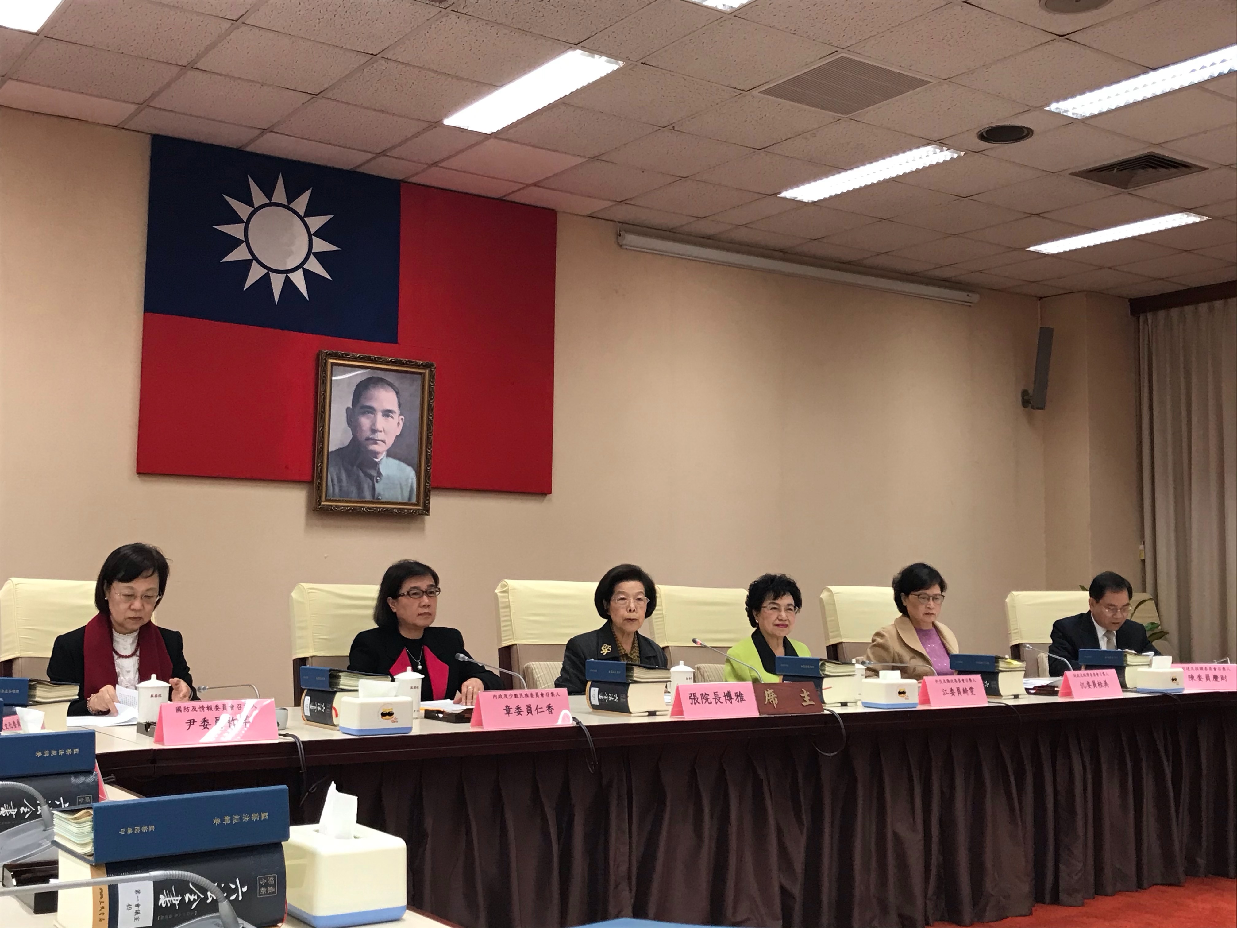 監察院今天(20日)由院長張博雅擔任領隊，赴行政院巡察，共提出19項社會關注議題，由行政院長蘇貞昌、副院長陳其邁與相關部會首長進行即席答覆，張博雅及監委巡察後舉行記者會，報告巡察成果。(鄭舲攝)
