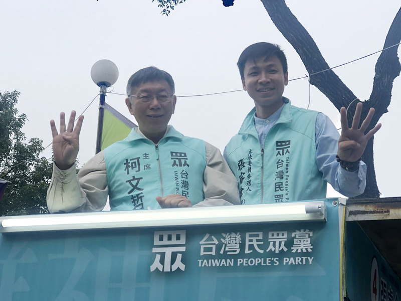 圖為台灣民眾黨台中市立委參選人張睿倉（右）21日與黨主席柯文哲（左）一起展開車隊掃街。(圖:中央社檔案照片)