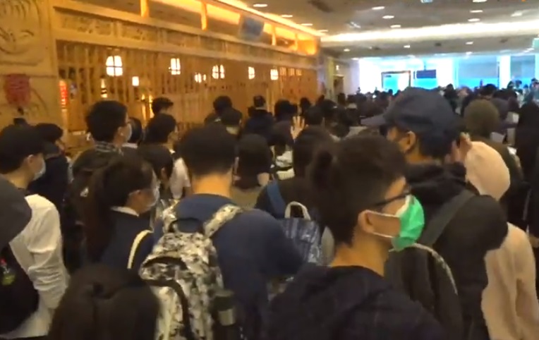 香港網民21日下午在多個地點發起「和你shop」活動。(圖擷自YouTube)