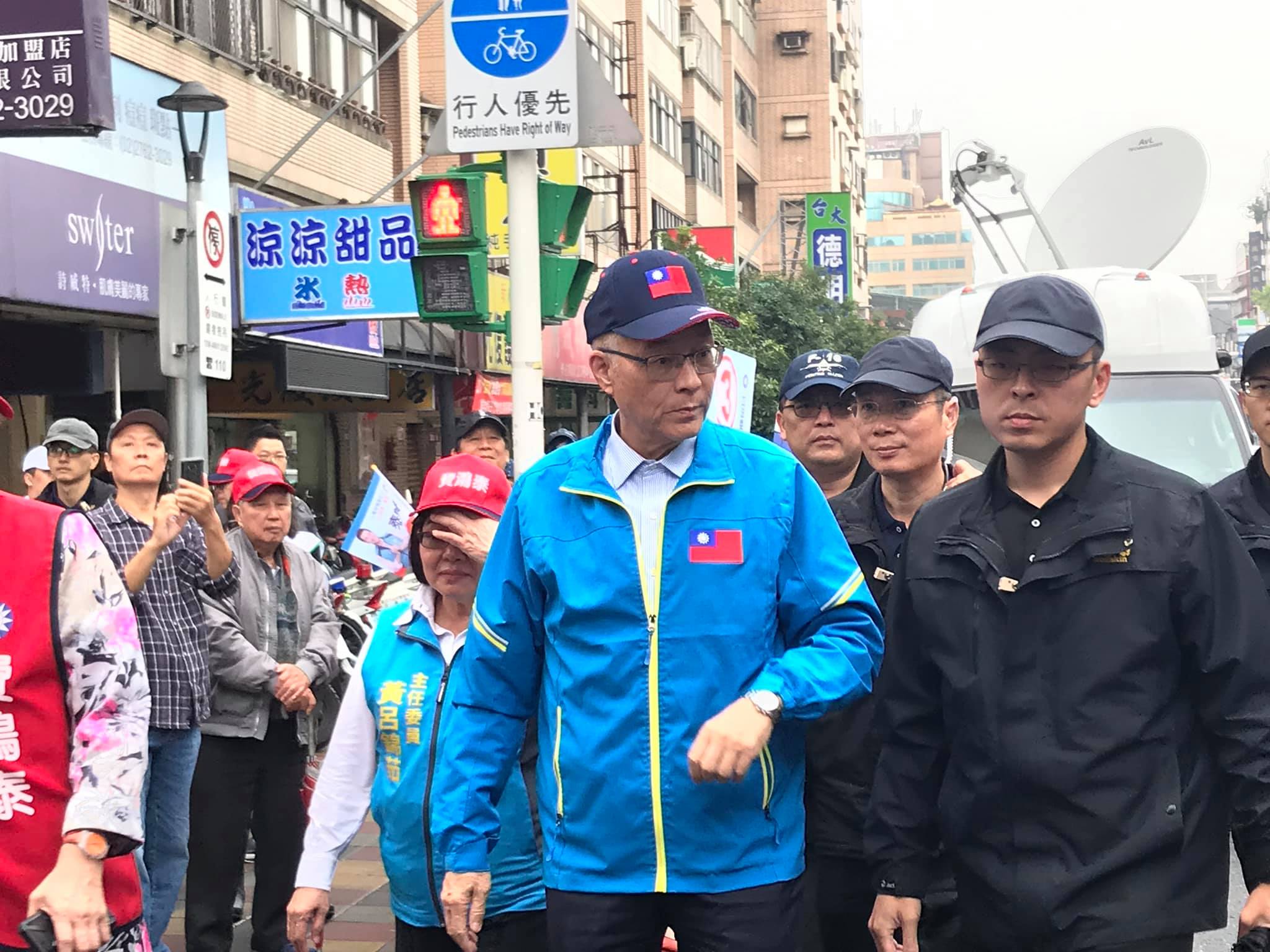 國民黨主席吳敦義日前指蔡英文總統是「衰尾查某」，他21日坦承，不應講衰尾「查某」，提及「查某」確實失言，對此表達歉意。(鄭舲 攝)