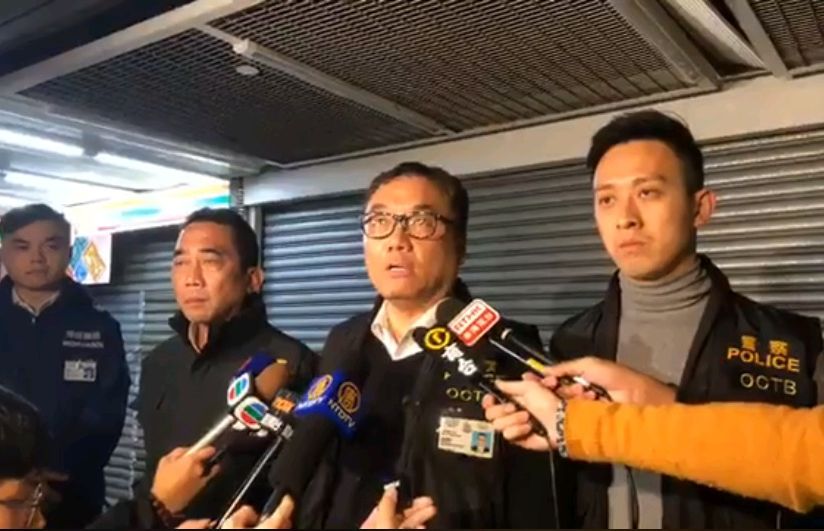 香港警方有組織罪案及三合會調查科高級警司李桂華向媒體簡報案情。(圖:擷取自港警臉書影片)