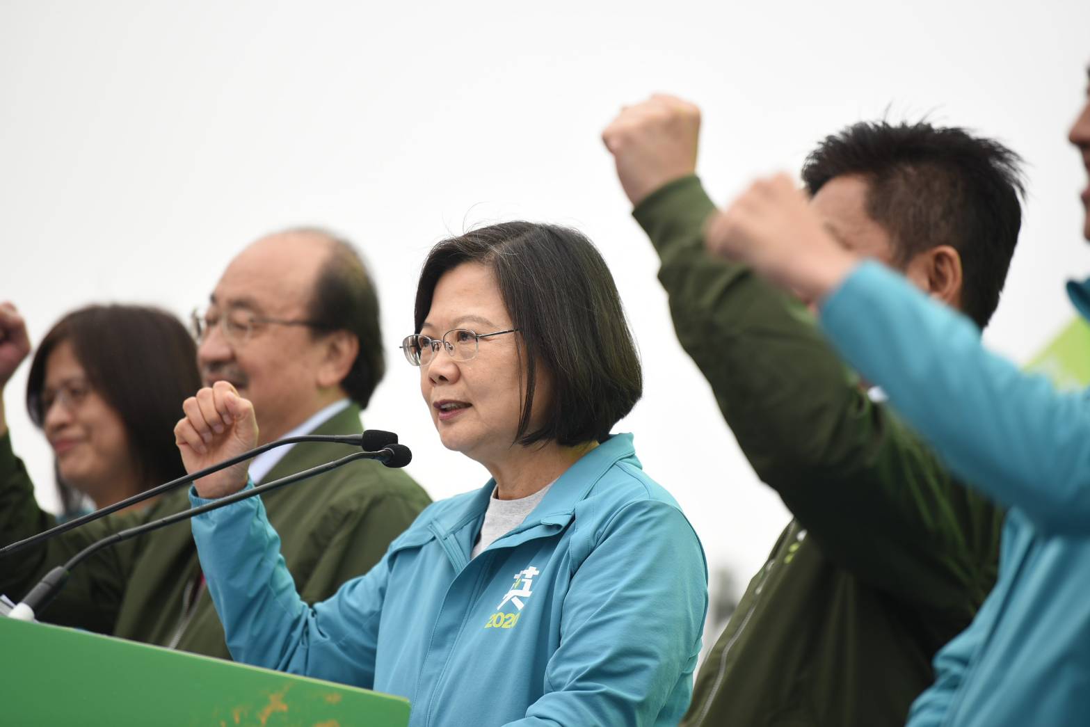 蔡英文總統21日率領民進黨「護國保台巡迴助選團」前進新竹為民進黨新竹立委候選人鄭宏輝站台助選，3千名支持者冒雨相挺（圖：2020蔡英文競選連任辦公室提供）