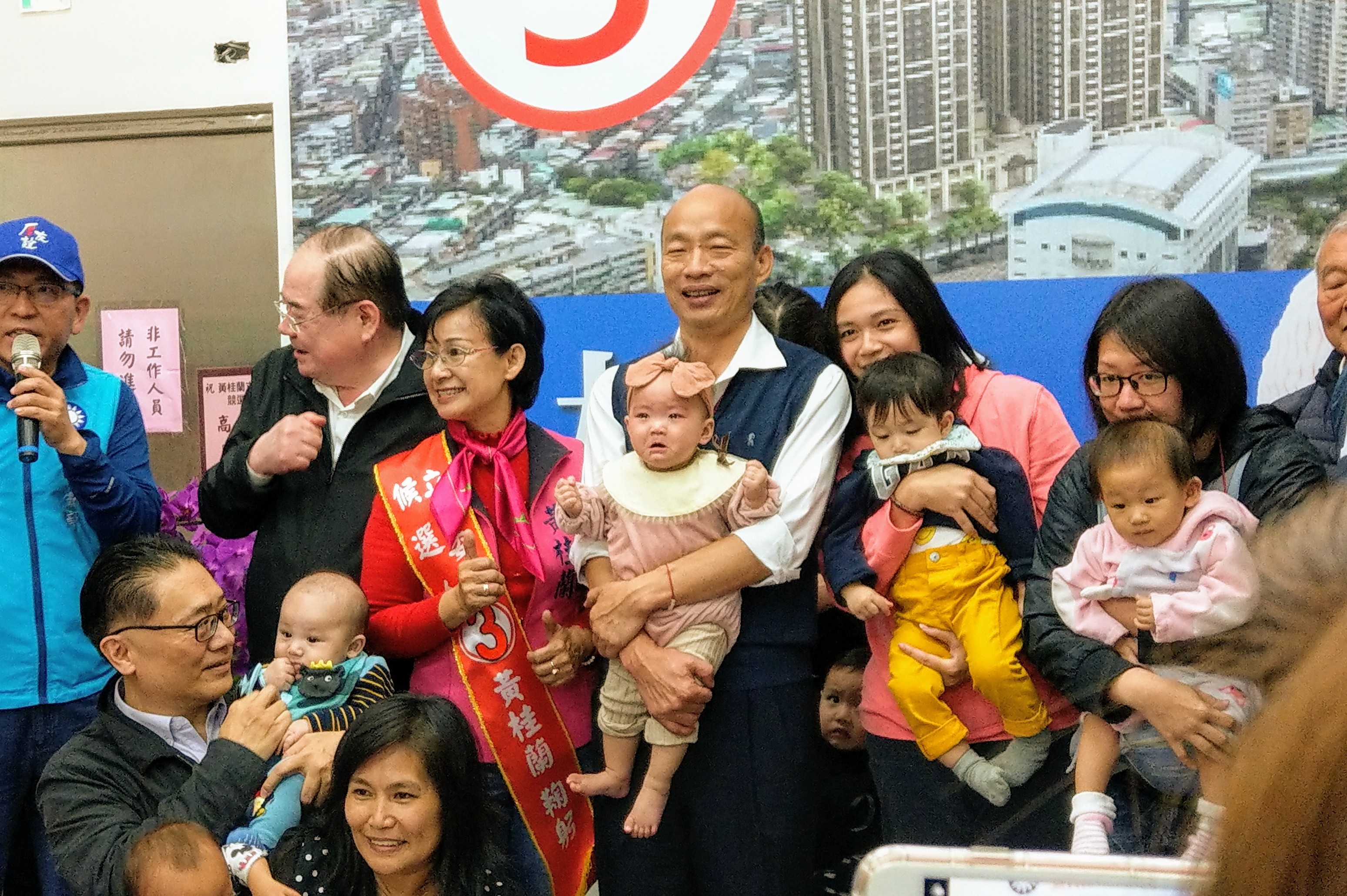韓國瑜22日下午陪同新北市蘆洲區立委候選人黃桂蘭出席寶寶爬行比賽活動。(劉品希 攝)