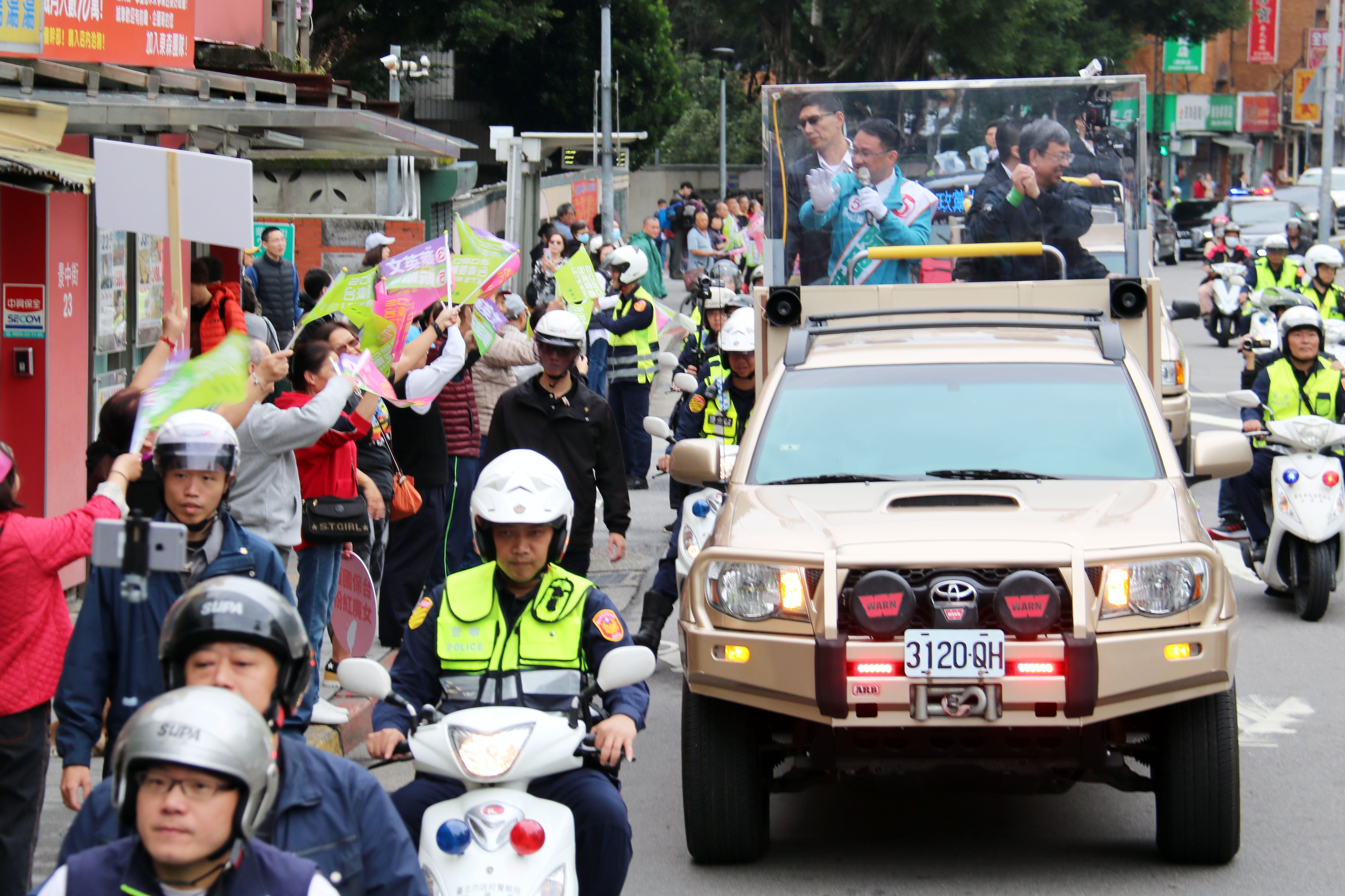 副總統陳建仁陪同台北市的黨籍立委候選人阮昭雄以車隊掃街拜票。(歐陽夢萍 攝)