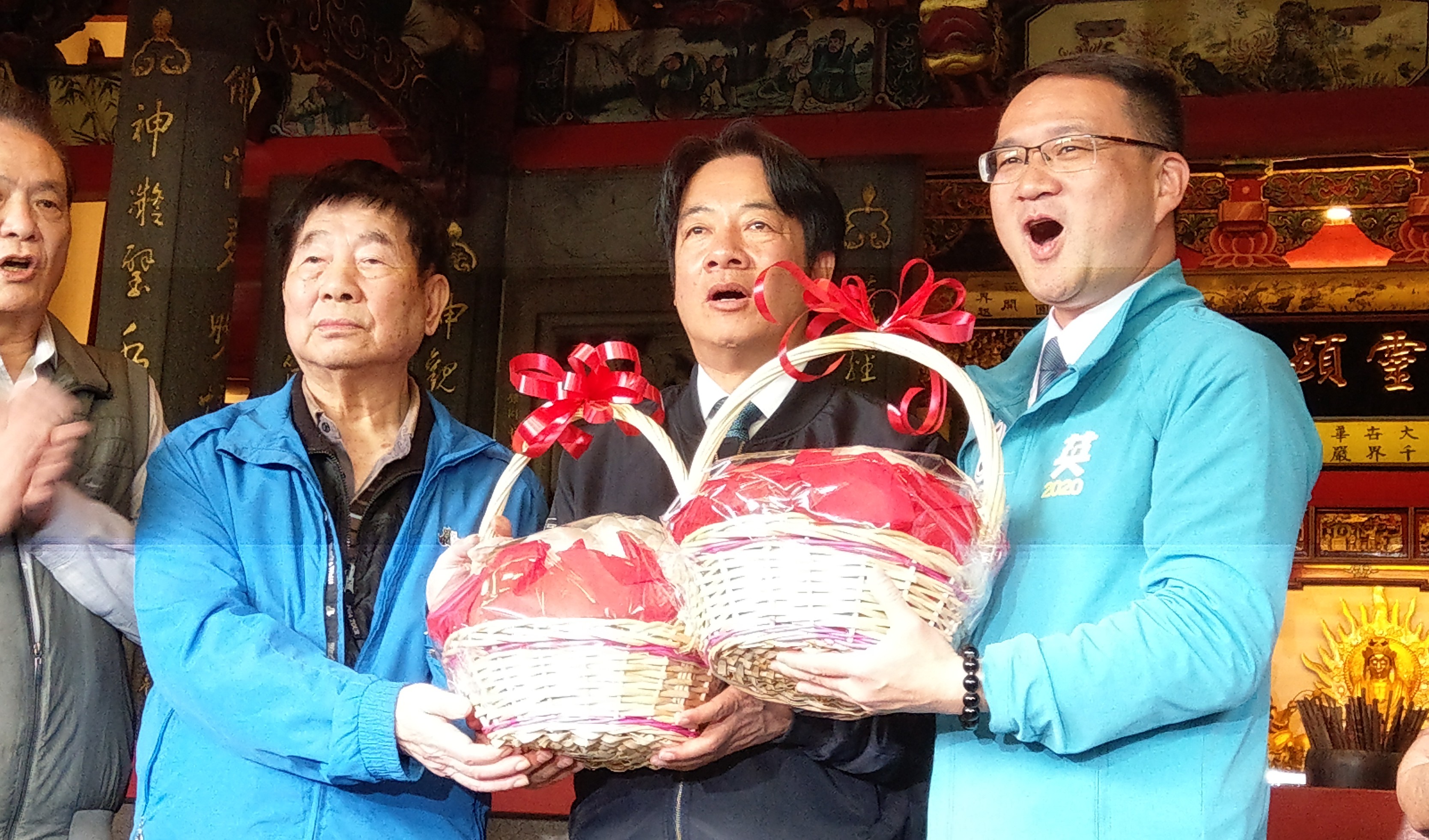 民進黨副總統候選人賴清德(中)與立委候選人阮昭雄(右)到寶藏巖參拜，廟方送上粽子、包子及菜頭，祝兩人高票當選。(歐陽夢萍 攝)