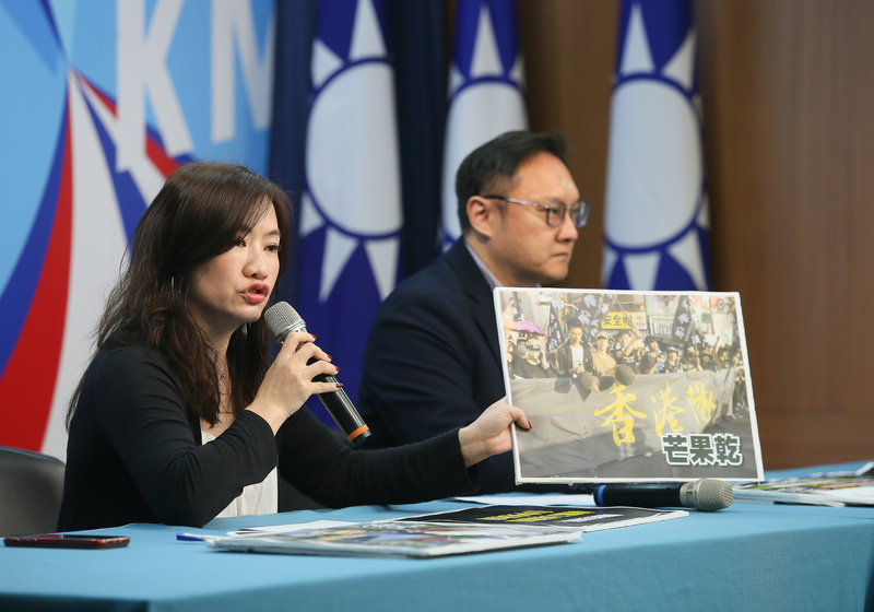 韓國瑜競選辦公室總發言人王淺秋（左）、發言人鄭照新（右），23日出席「民主和平勝利VS.霸韓芒果乾吹牛醜化」記者會，回應相關時事議題。(圖：中央社)