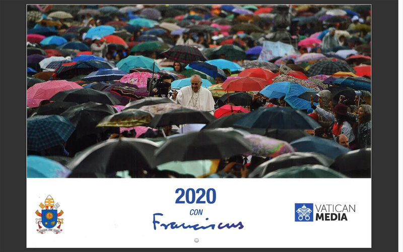教廷2020年官方出版的教宗月曆封面是教宗與一群「撐著雨傘」的群眾合照，被觀察家解讀是暗撐香港。圖為翻攝月曆封面。(圖: 中央社)