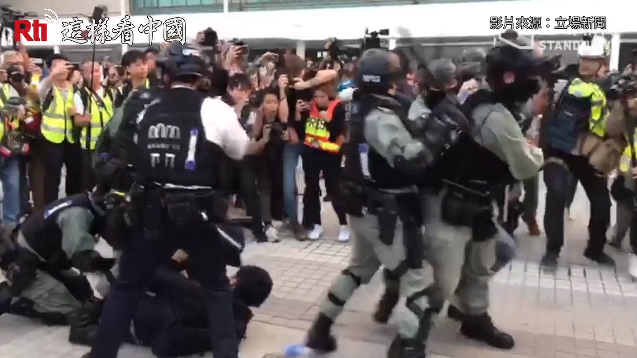 港警再度以暴力驅趕集會民眾。(RTI)