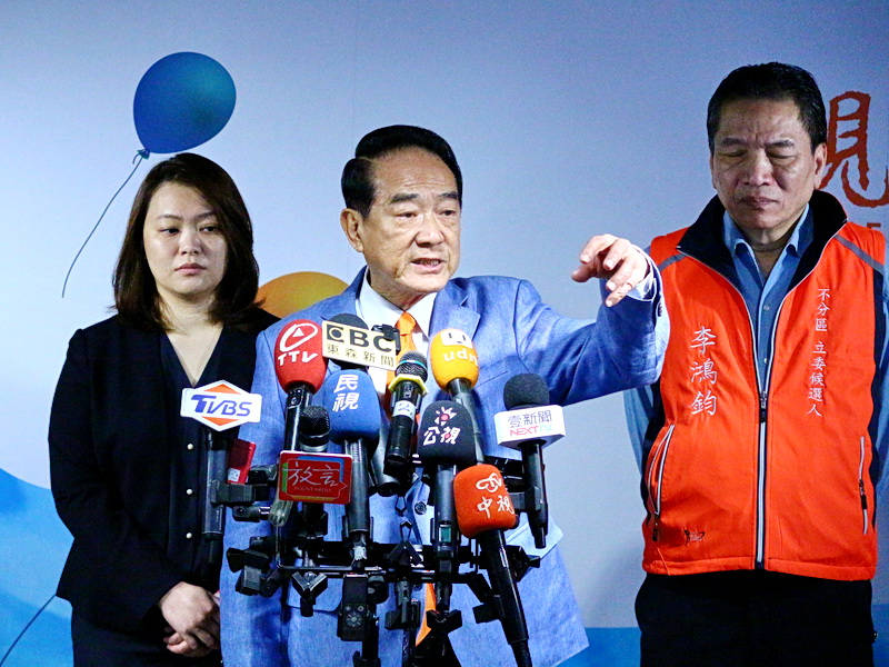 針對「反滲透法」草案，親民黨總統候選人宋楚瑜(中)表示，希望政府能夠懸崖勒馬、不要暴衝，應有所警惕、知所節制 (央廣記者王照坤 攝)