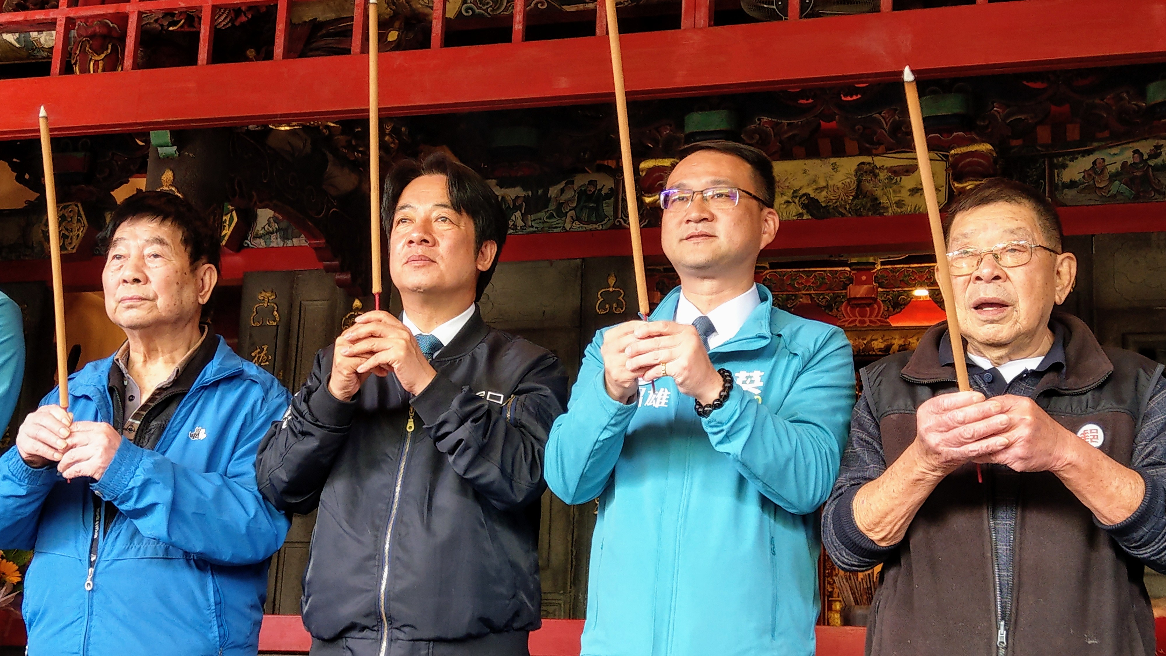 民進黨副總統候選人賴清德(左二)陪同立委候選人阮昭雄(右二)參拜時受訪，回批國民黨的指控是含沙射影。(歐陽夢萍 攝)