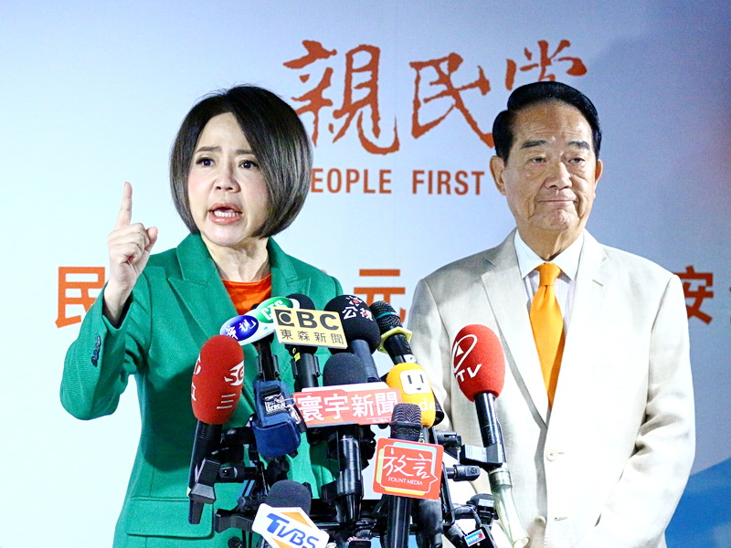 親民黨總統候選人宋楚瑜(右)呼籲執政黨將反滲透法交給新民意決定，左為發言人于美人 (央廣記者王照坤 攝)