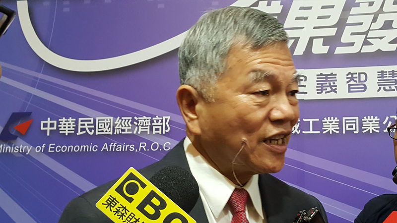 經濟部長沈榮津24日出席台灣機械雲成果發表會後受訪表示，為因應台灣對美貿易順差擴大問題，已請國營會轉知各國營事業及經濟部相關單位，盤點可能擴大或提前至今年底前對美採購需求。(圖：中央社)