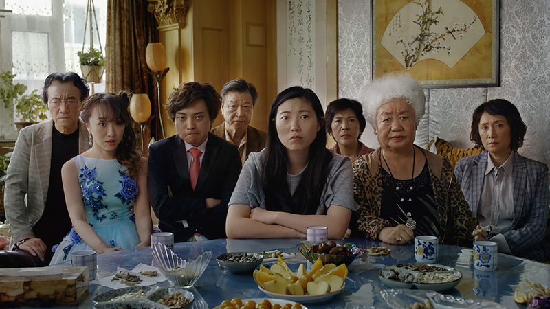 華裔美籍導演王子逸編劇、執導的新片「別告訴她」（The Farewell），改編自身家族真實經歷，並邀請亞裔演員奧卡菲娜（Awkwafina）（前排右2）擔任女主角。（車庫娛樂提供）