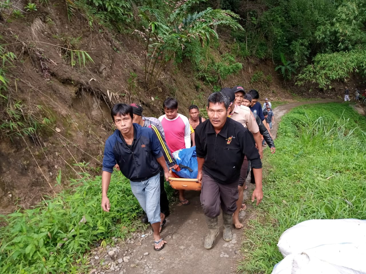 印尼南蘇門答臘省(South Sumatra)偏遠地區巴士墜河谷造成嚴重傷亡。(路透社/達志影像)