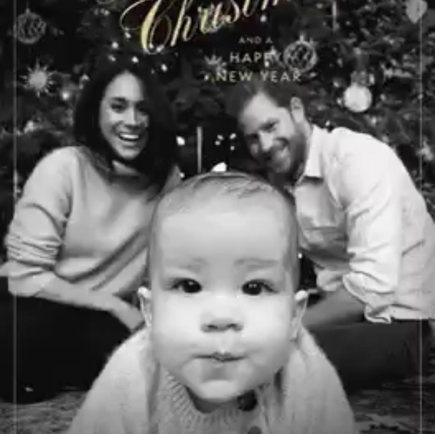 英國哈利王子與妻子梅根以「薩塞克斯王室」(Sussex Royal)為名，註冊了上百項商品的商標權，令人猜測兩人是否要發展商業王國。圖為哈利、梅根與小王子一家為封面的耶誕卡。(推特)