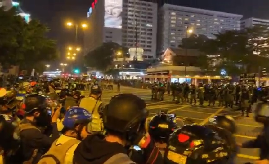 有香港網民號召平安夜在多個地區的商場集會，參加集會人數有數千人，其中在尖沙咀彌敦道靠近半島酒店位置，警方在晚上9時左右，施放催淚彈以驅散聚集人士。(圖擷自YouTube)