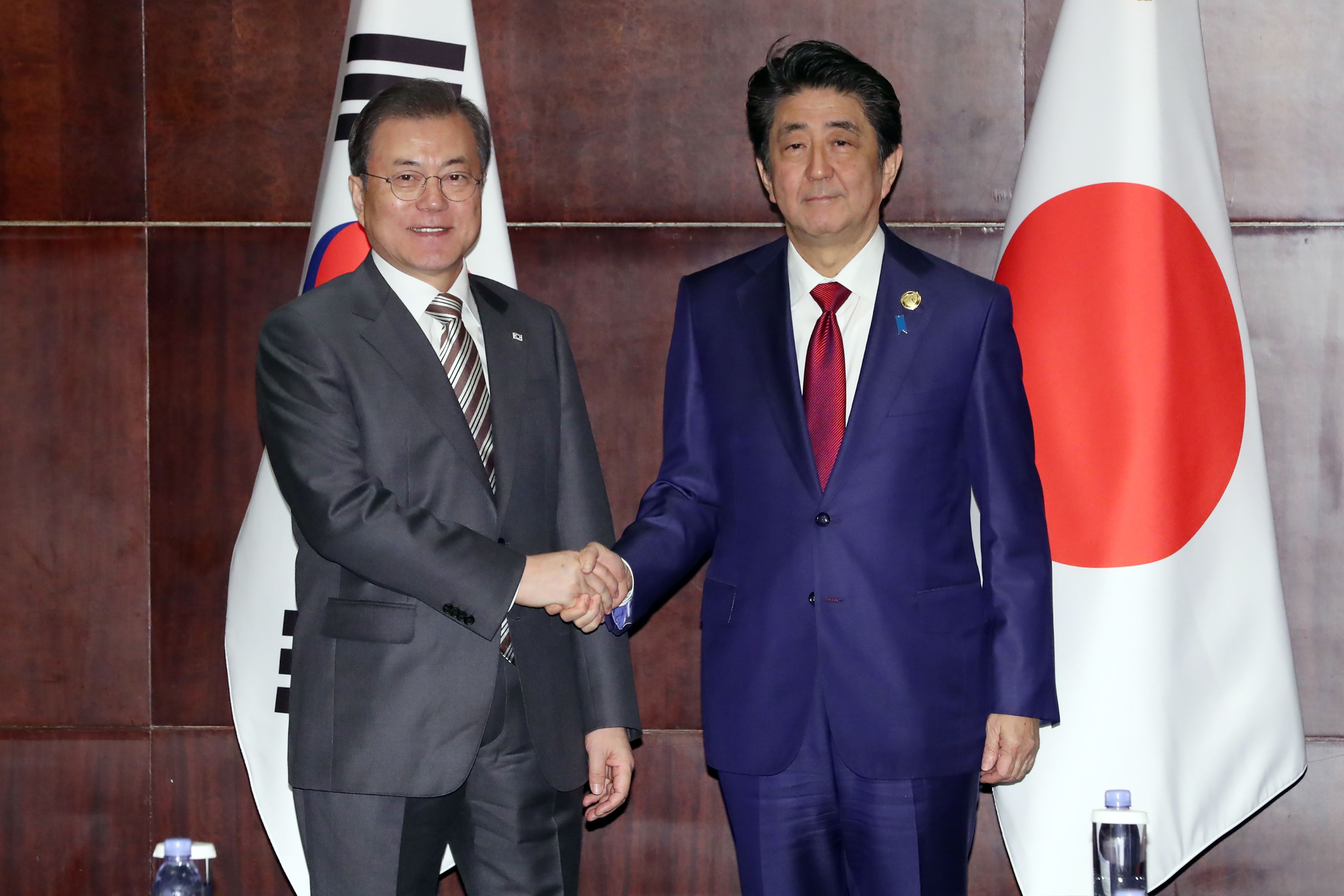 日中韓3國峰會今天(24日)在中國四川省成都市登場，日本首相安倍晉三與南韓總統文在寅舉行雙邊會談。(美聯社/達志影像)