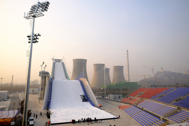 為因應中國舉辦2022年北京冬奧會，中國滑雪代表團正前往挪威進行移地訓練。圖為北京冬奧會的滑雪大跳台場地。（中央社/中新社提供）