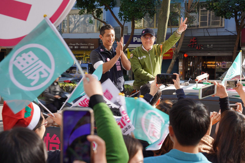 圖為民進黨主席卓榮泰（後右）25日下午到台北市松山區，陪同同黨立委參選人吳怡農（後左）車隊掃街。(圖:中央社檔案照片)