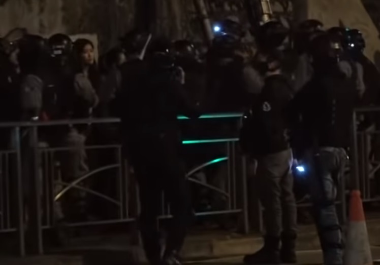 香港警方證實24日晚上在灣仔警察總部附近總共拘捕105人，其中包括58男、47女，年齡介於13到58歲之間，涉嫌參與未經批准的集結。(圖擷自YouTube)