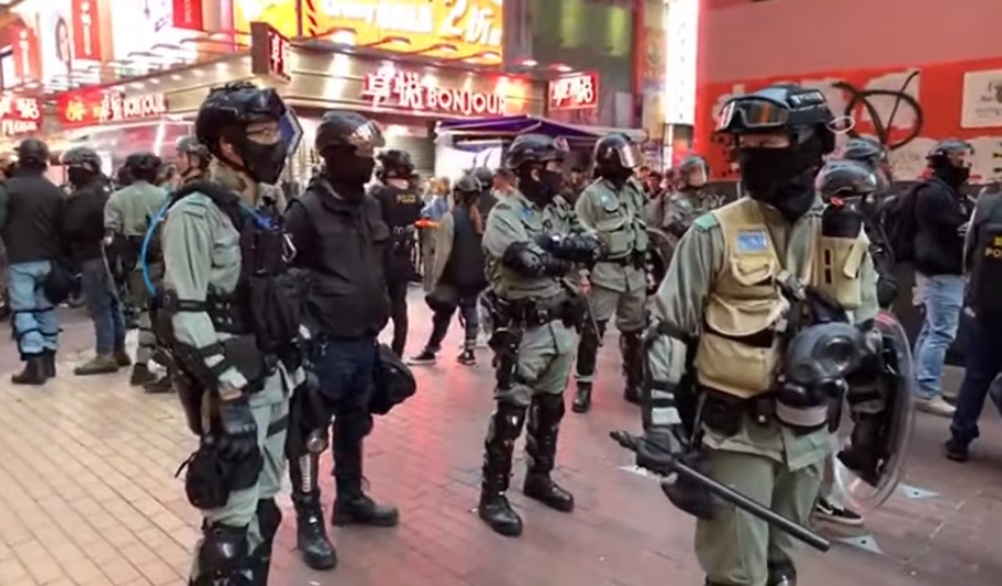 香港民眾25日繼續響應網路號召，在多個地區發起不同的活動，而港警也到場驅逐。(圖擷自YouTube)